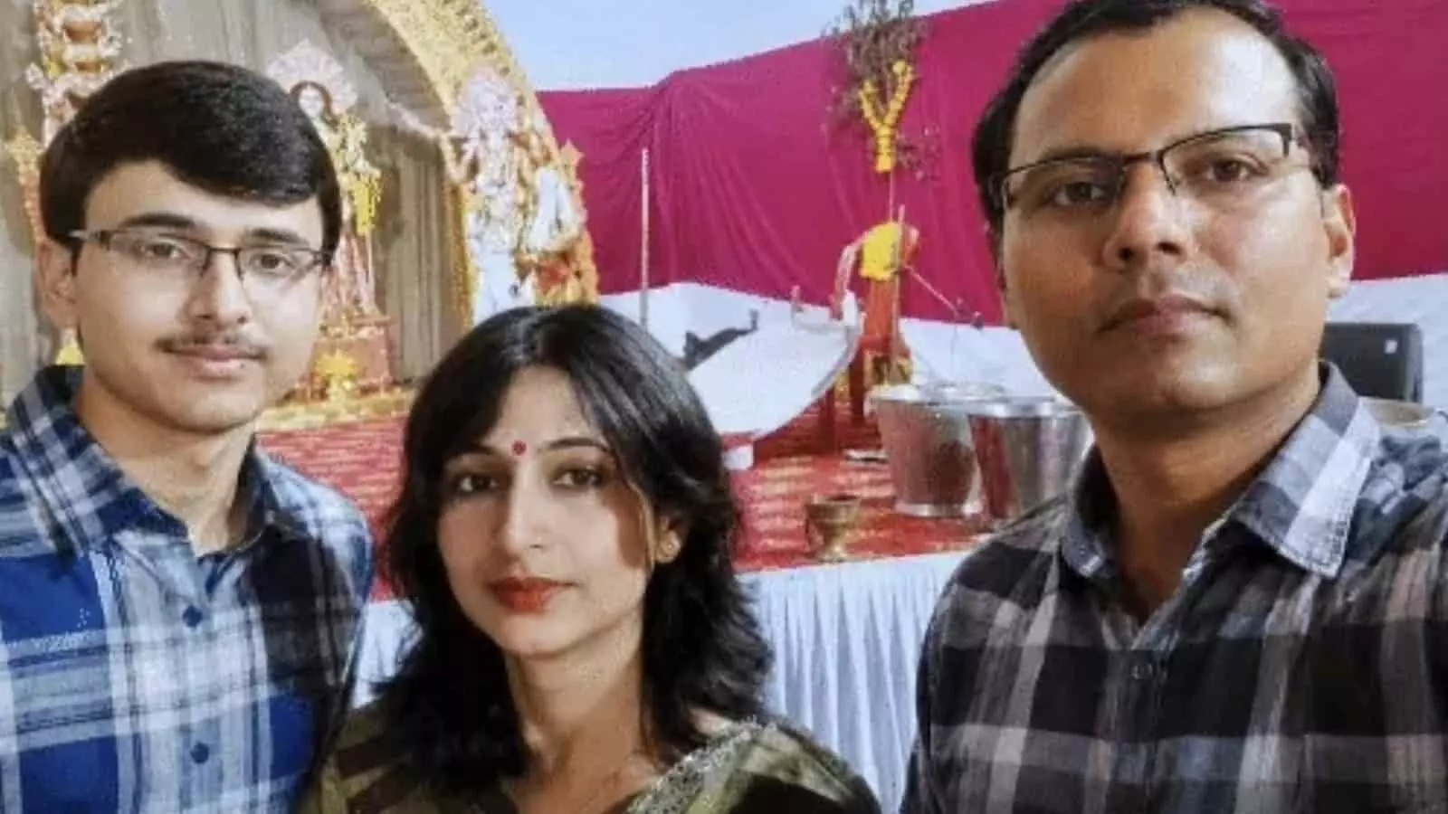 तस्वीर में ईशान मुखर्जी, जया मुखर्जी और विशाल मुखर्जी एक साथ नजर आ रहे हैं। तस्वीर में ईशान मुखर्जी, जया मुखर्जी और विशाल मुखर्जी एक साथ नजर आ रहे हैं।