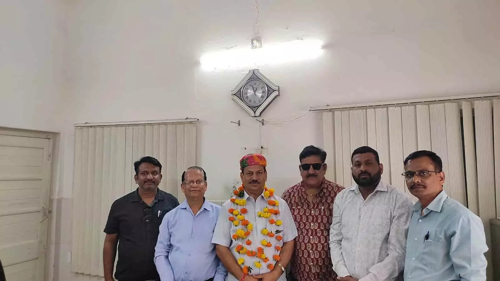 तस्वीर में उदयपुर में नवनियुक्त संयुक्त निदेशक डॉ. ओमप्रकाश रायपुरिया और राजस्थान नर्सेज एसोसिएशन के पदाधिकारी नजर आ रहे हैं। तस्वीर में उदयपुर में नवनियुक्त संयुक्त निदेशक डॉ. ओमप्रकाश रायपुरिया और राजस्थान नर्सेज एसोसिएशन के पदाधिकारी नजर आ रहे हैं।