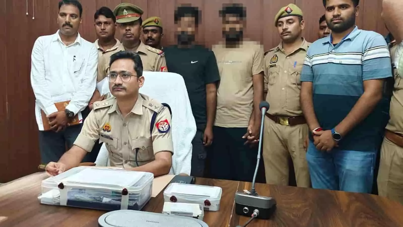 तस्वीर में पुलिस अधिकारियों के साथ खड़े साइबर ठगी के आरोपी अलीनगर थाने में दिखाई दे रहे हैं। तस्वीर में पुलिस अधिकारियों के साथ खड़े साइबर ठगी के आरोपी अलीनगर थाने में दिखाई दे रहे हैं।