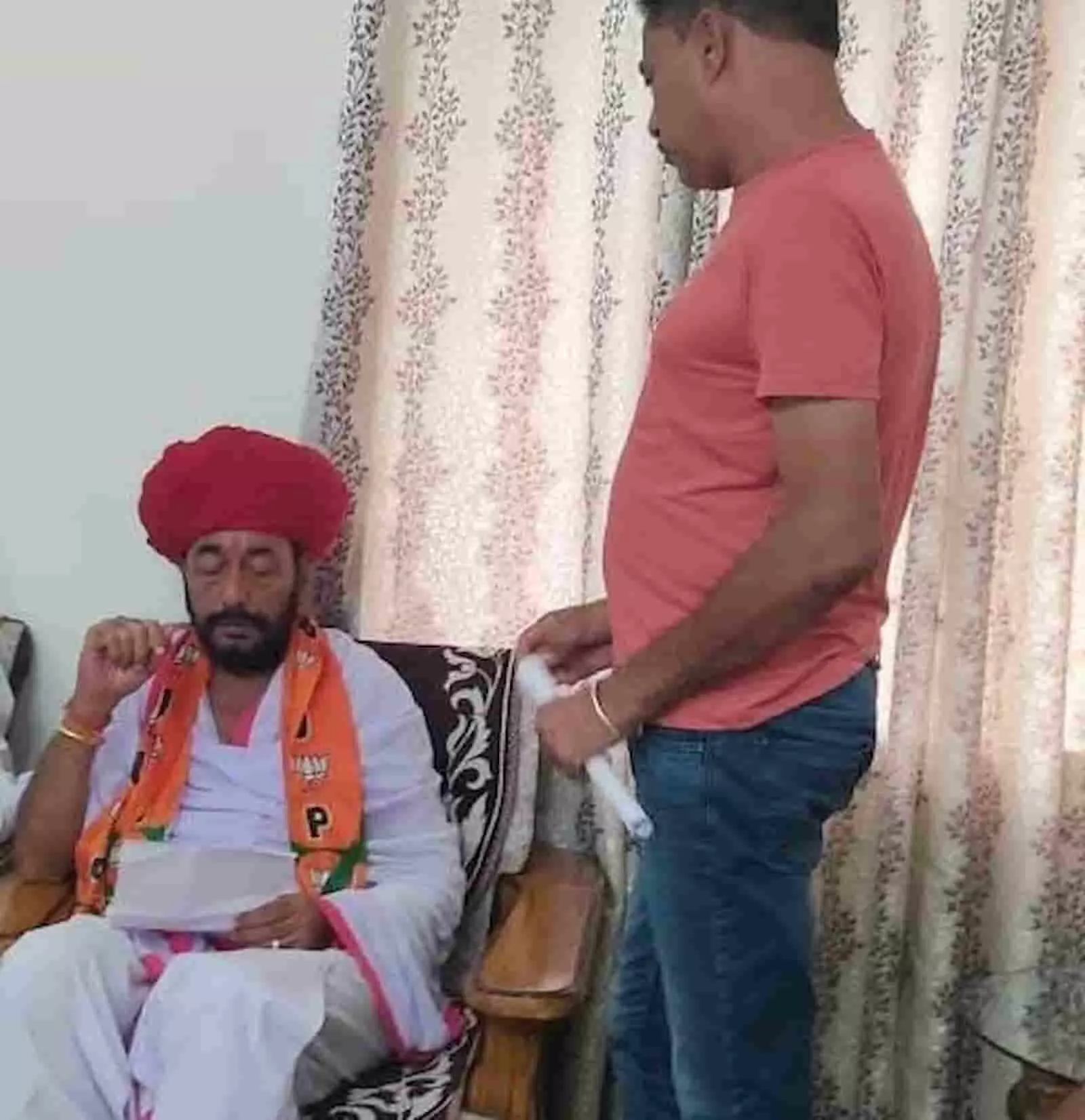 तस्वीर में प्रभारी मंत्री ओटाराम देवासी को ज्ञापन सौंपते हुए जिला फुटबॉल संघ के प्रतिनिधि नजर आ रहे हैं। तस्वीर में प्रभारी मंत्री ओटाराम देवासी को ज्ञापन सौंपते हुए जिला फुटबॉल संघ के प्रतिनिधि नजर आ रहे हैं।