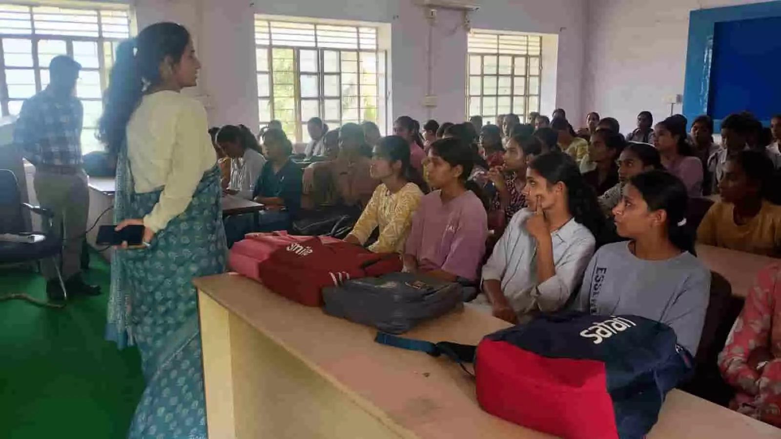 तस्वीर में आमेट कॉलेज के कक्षा कक्ष में छात्राओं को छात्रवृत्ति कार्यशाला के दौरान जानकारी दी जा रही है। तस्वीर में आमेट कॉलेज के कक्षा कक्ष में छात्राओं को छात्रवृत्ति कार्यशाला के दौरान जानकारी दी जा रही है।