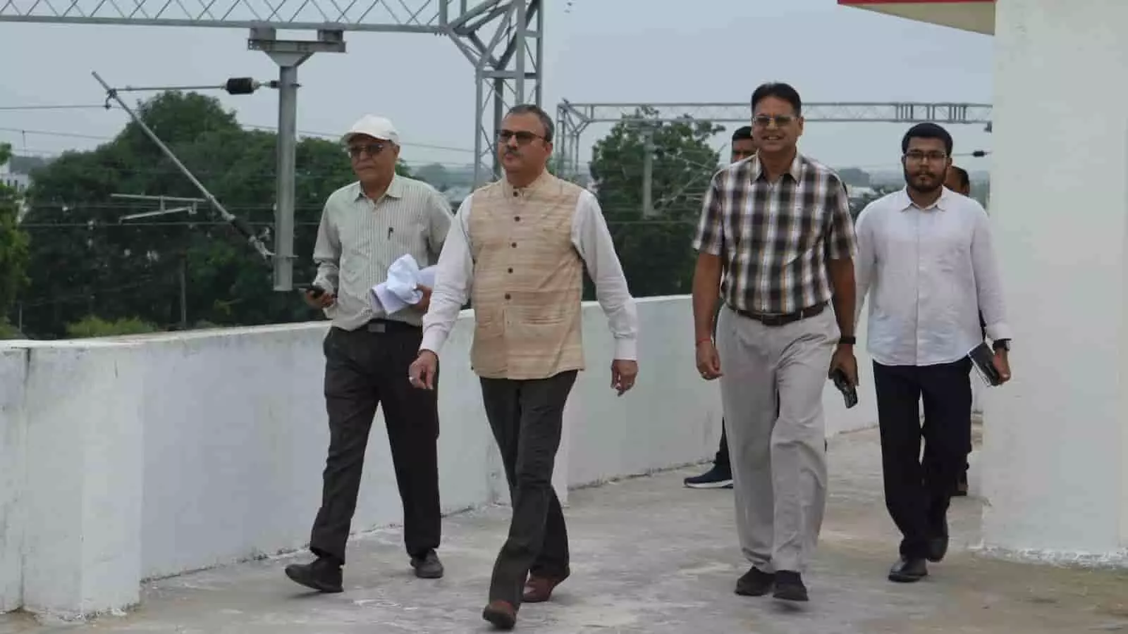 रेलवे स्टेशन परिसर में पैदल निरीक्षण करते हुए आगे बढ़ते अधिकारी। रेलवे स्टेशन परिसर में पैदल निरीक्षण करते हुए आगे बढ़ते अधिकारी।
