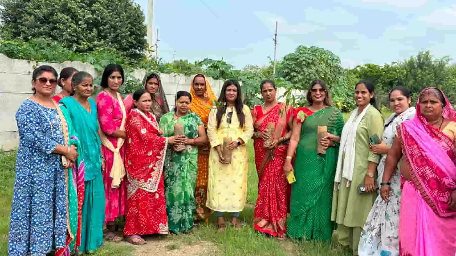 भीलवाड़ा में पौधे थामे खड़ी पूर्वांचल जनचेतना समिति की महिलाएं। भीलवाड़ा में पौधे थामे खड़ी पूर्वांचल जनचेतना समिति की महिलाएं।