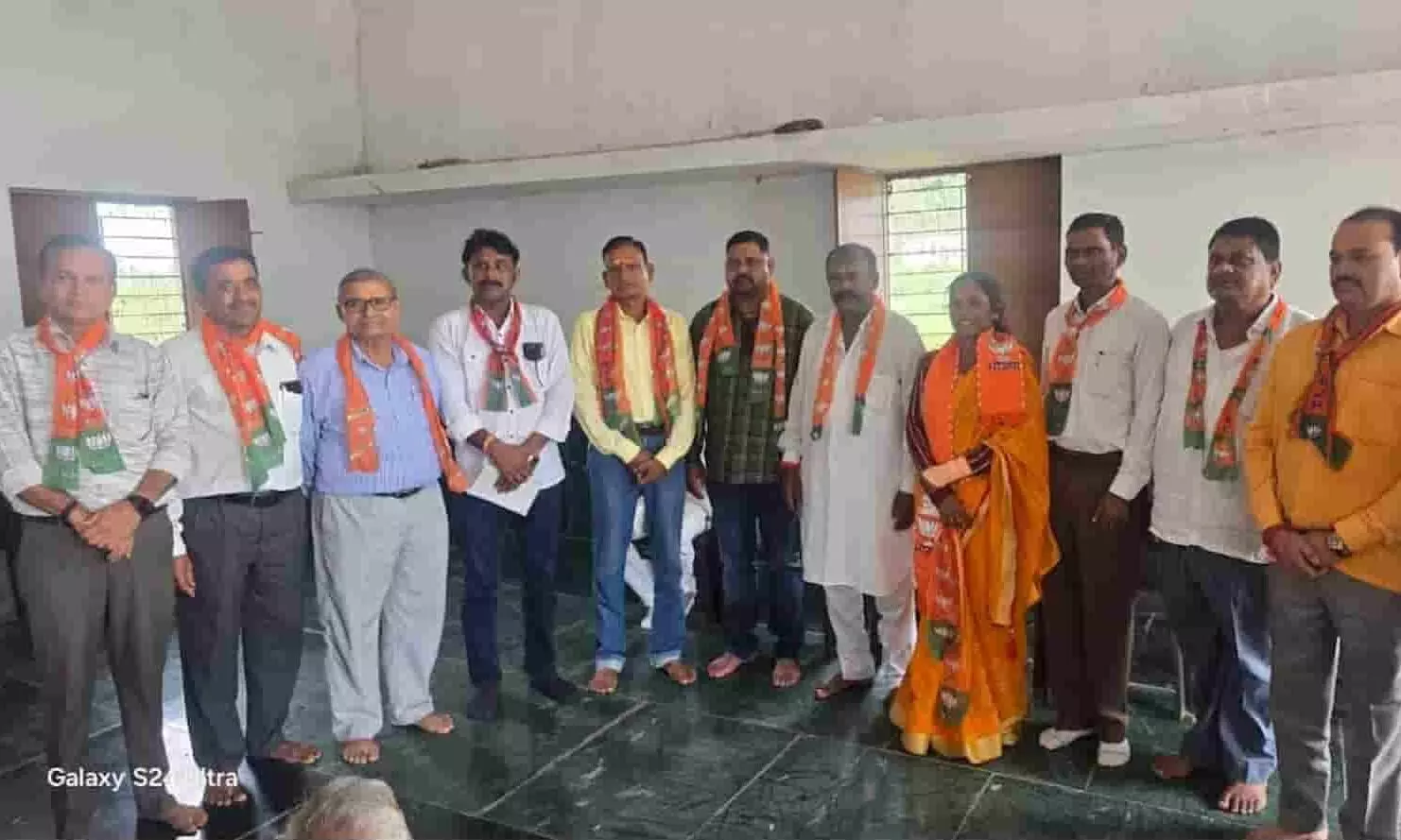 तस्वीर में नयागांव में आयोजित भाजपा मंडल की बैठक में उपस्थित अतिथि और कार्यकर्ता नजर आ रहे हैं। तस्वीर में नयागांव में आयोजित भाजपा मंडल की बैठक में उपस्थित अतिथि और कार्यकर्ता नजर आ रहे हैं।
