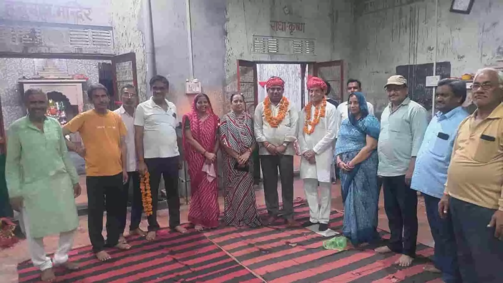 तस्वीर में गणेश मिल क्षेत्र में स्थानीय नागरिक हेमंत शर्मा और मिथलेश व्यास का स्वागत करते दिख रहे हैं। तस्वीर में गणेश मिल क्षेत्र में स्थानीय नागरिक हेमंत शर्मा और मिथलेश व्यास का स्वागत करते दिख रहे हैं।