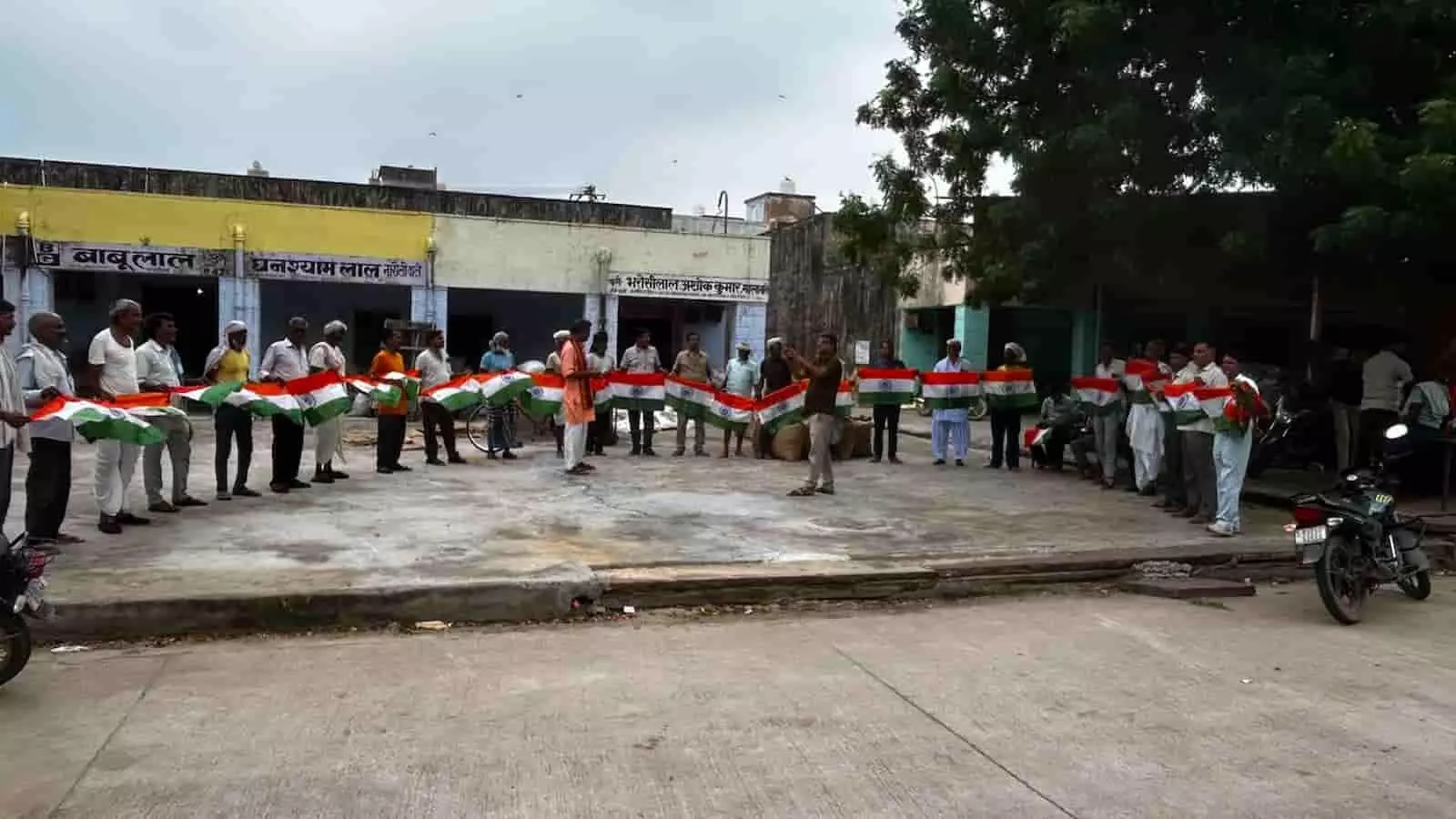 गंगापुर सिटी की नई अनाज मंडी में हाथ में तिरंगा थामे खड़े भाजपा कार्यकर्ता और आमजन। गंगापुर सिटी की नई अनाज मंडी में हाथ में तिरंगा थामे खड़े भाजपा कार्यकर्ता और आमजन।