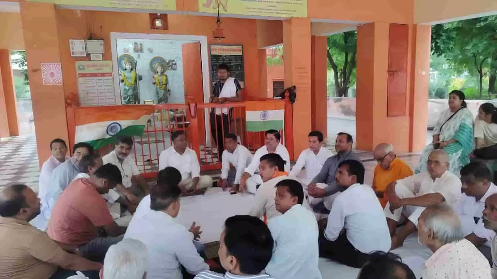 श्रीसीताराम मंदिर में तिरंगा रैली की तैयारियों को लेकर बैठक में बैठे प्रबुद्धजन। श्रीसीताराम मंदिर में तिरंगा रैली की तैयारियों को लेकर बैठक में बैठे प्रबुद्धजन।