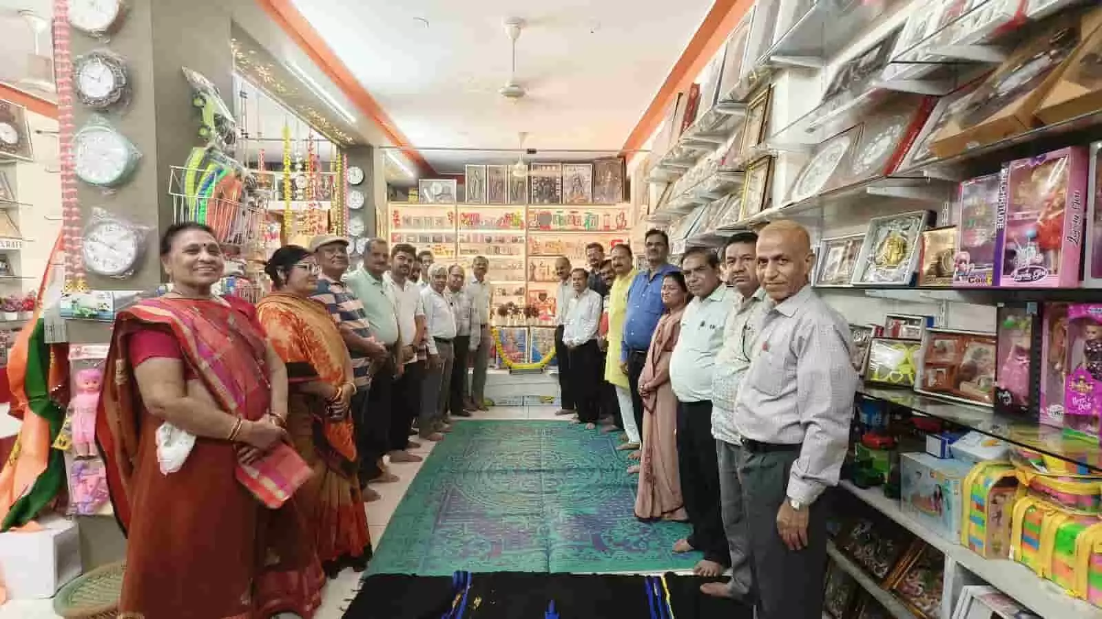 तस्वीर में भारत विकास परिषद खेरवाड़ा के सदस्य दुकान के भीतर बैठक में खड़े हुए दिखाई दे रहे हैं। तस्वीर में भारत विकास परिषद खेरवाड़ा के सदस्य दुकान के भीतर बैठक में खड़े हुए दिखाई दे रहे हैं।