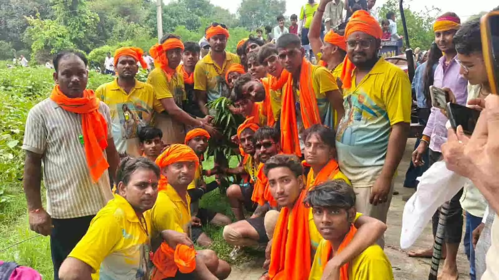 पीले वस्त्र और भगवा साफा पहने शिवभक्त भुसावर में पौधारोपण करते हुए नजर आ रहे हैं। पीले वस्त्र और भगवा साफा पहने शिवभक्त भुसावर में पौधारोपण करते हुए नजर आ रहे हैं।