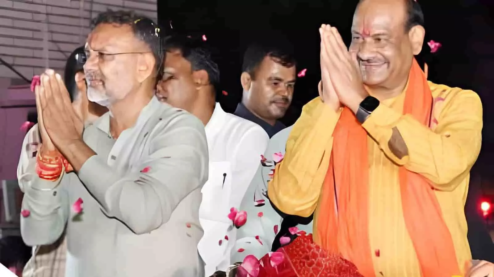 तस्वीर में हाथ जोड़े खड़े ऊर्जा मंत्री हीरालाल नागर और अन्य लोग नजर आ रहे हैं। तस्वीर में हाथ जोड़े खड़े ऊर्जा मंत्री हीरालाल नागर और अन्य लोग नजर आ रहे हैं।