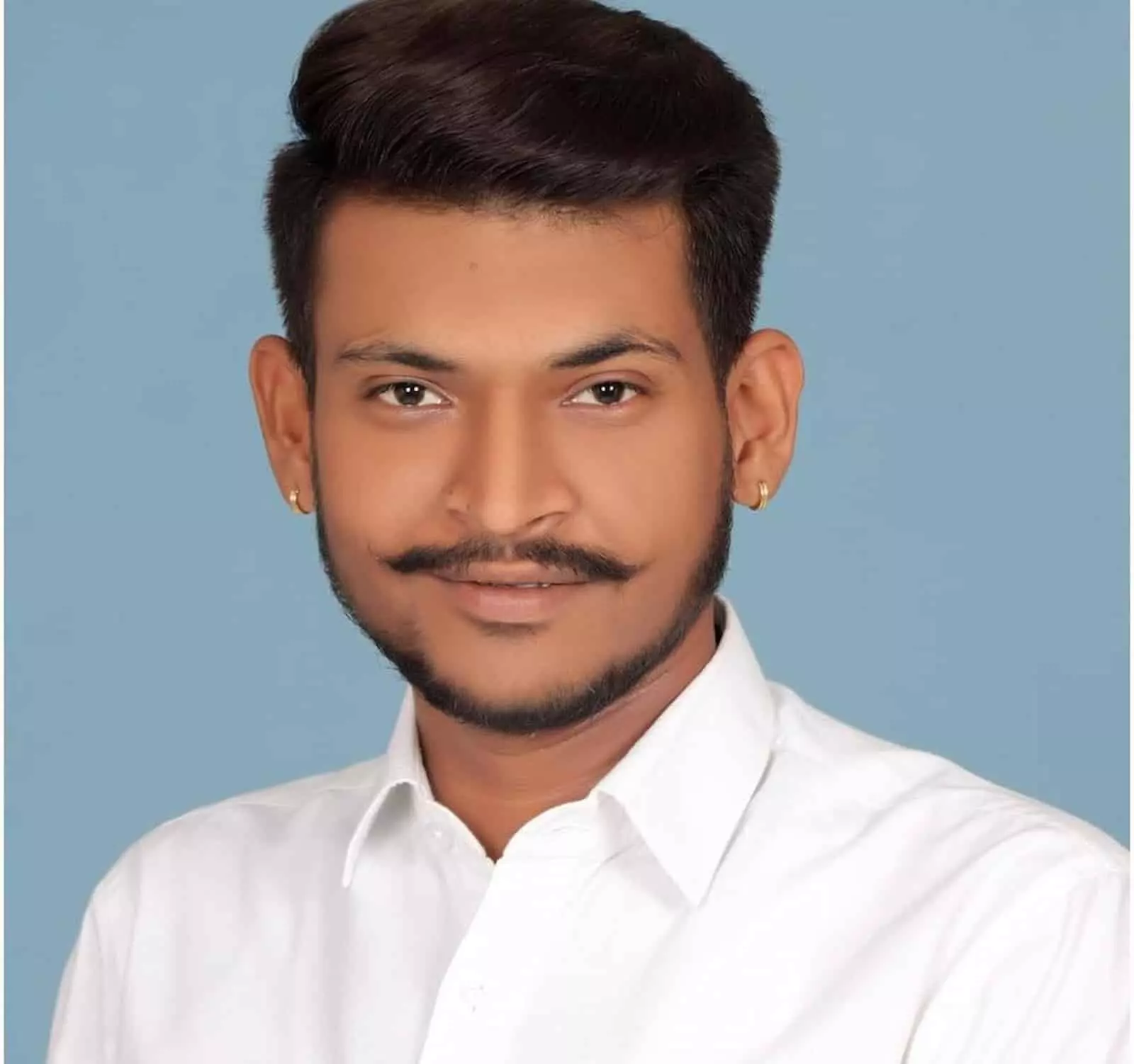 तस्वीर में सफेद शर्ट पहने भाजपा नेता अमन गुर्जर बड़गाँव नजर आ रहे हैं। तस्वीर में सफेद शर्ट पहने भाजपा नेता अमन गुर्जर बड़गाँव नजर आ रहे हैं।