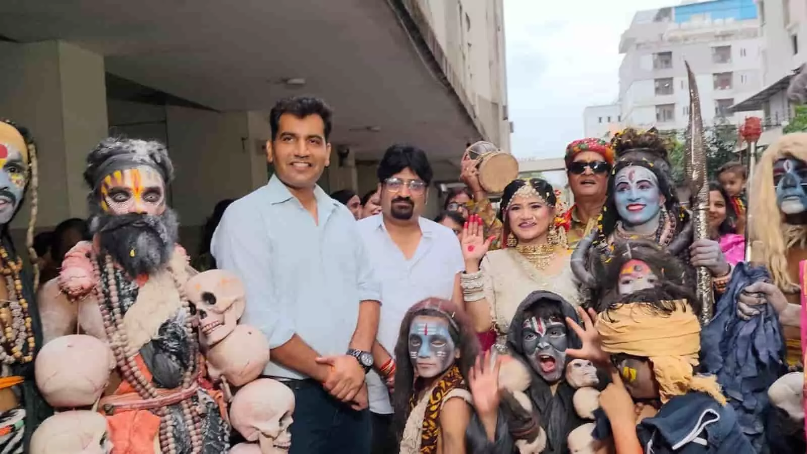 तस्वीर में कोटा की स्काईलाइन हाउसिंग सोसायटी में शिव बारात के दौरान शिव गणों के रूप में सजे बच्चे और सदस्य दिख रहे हैं। तस्वीर में कोटा की स्काईलाइन हाउसिंग सोसायटी में शिव बारात के दौरान शिव गणों के रूप में सजे बच्चे और सदस्य दिख रहे हैं।