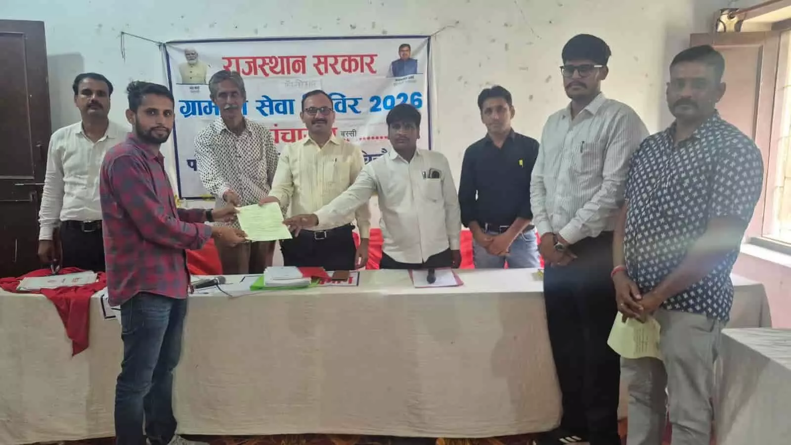 ग्राम पंचायत बस्सी मुख्यालय पर ग्रामीण सेवा शिविर के दौरान दस्तावेज वितरित करते अधिकारी। ग्राम पंचायत बस्सी मुख्यालय पर ग्रामीण सेवा शिविर के दौरान दस्तावेज वितरित करते अधिकारी।
