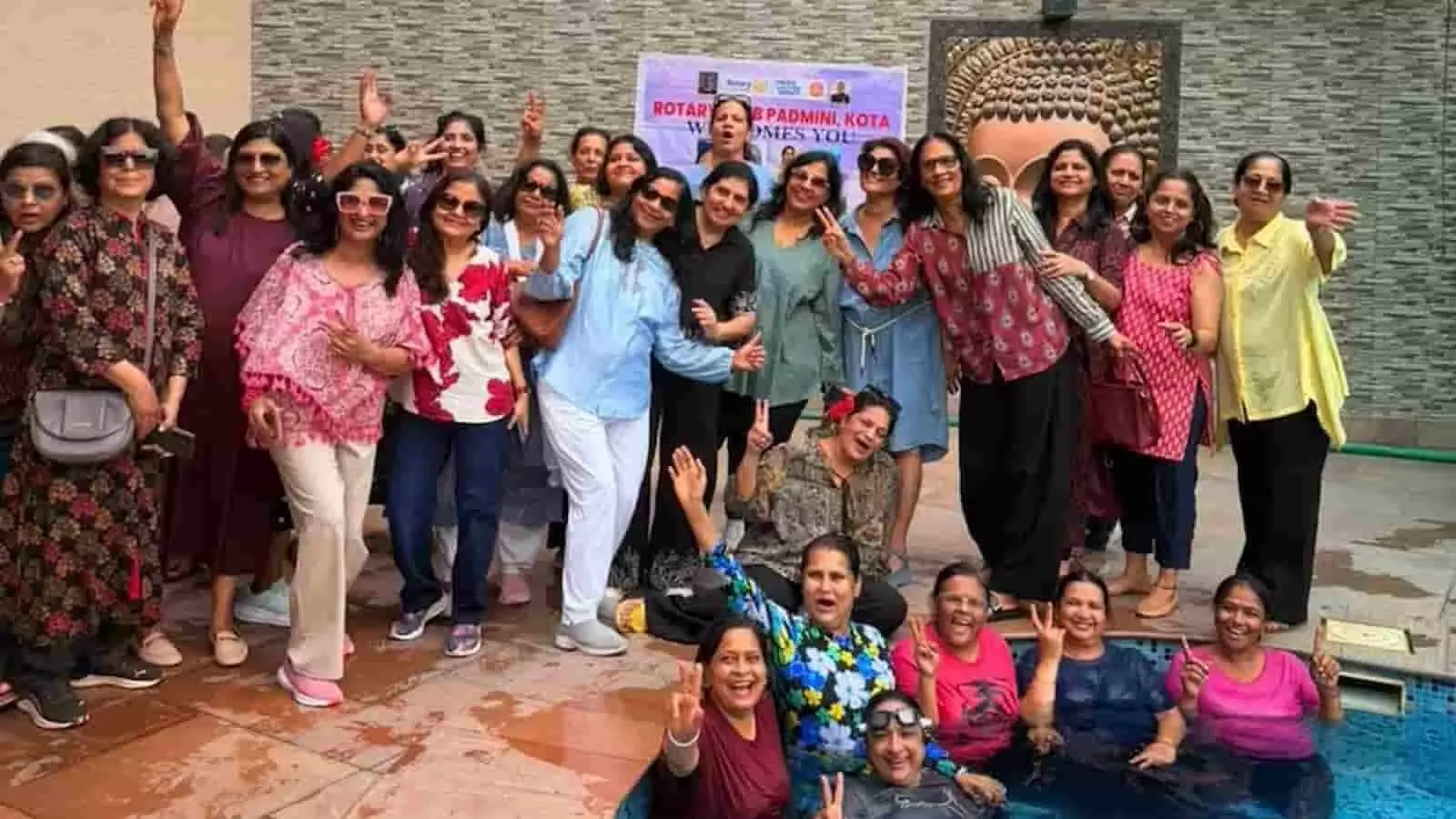 तस्वीर में कोटा के एक रिसॉर्ट में सावन महोत्सव के दौरान महिलाएं उत्सव मनाती हुई दिख रही हैं। तस्वीर में कोटा के एक रिसॉर्ट में सावन महोत्सव के दौरान महिलाएं उत्सव मनाती हुई दिख रही हैं।