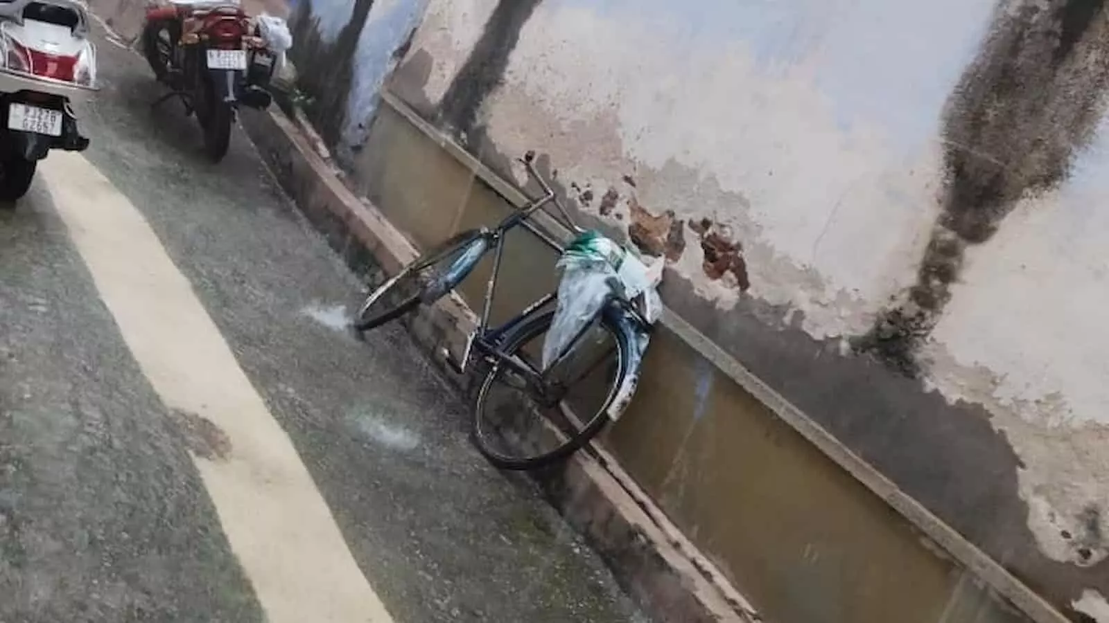 तस्वीर में बारिश के दौरान नगर क्षेत्र की एक गली में खड़े वाहन दिख रहे हैं। तस्वीर में बारिश के दौरान नगर क्षेत्र की एक गली में खड़े वाहन दिख रहे हैं।