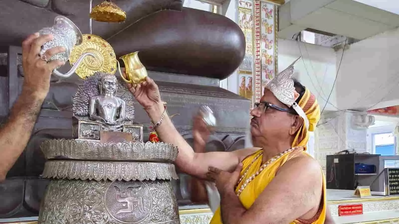 तस्वीर में श्रद्धालु कोटा के मंदिर में विधि-विधान से पूजन कर रहे हैं। तस्वीर में श्रद्धालु कोटा के मंदिर में विधि-विधान से पूजन कर रहे हैं।