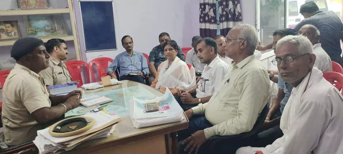 तस्वीर में बयाना कोतवाली में सीएलजी बैठक के दौरान चर्चा करते पुलिस अधिकारी और लोग नजर आ रहे हैं। तस्वीर में बयाना कोतवाली में सीएलजी बैठक के दौरान चर्चा करते पुलिस अधिकारी और लोग नजर आ रहे हैं।