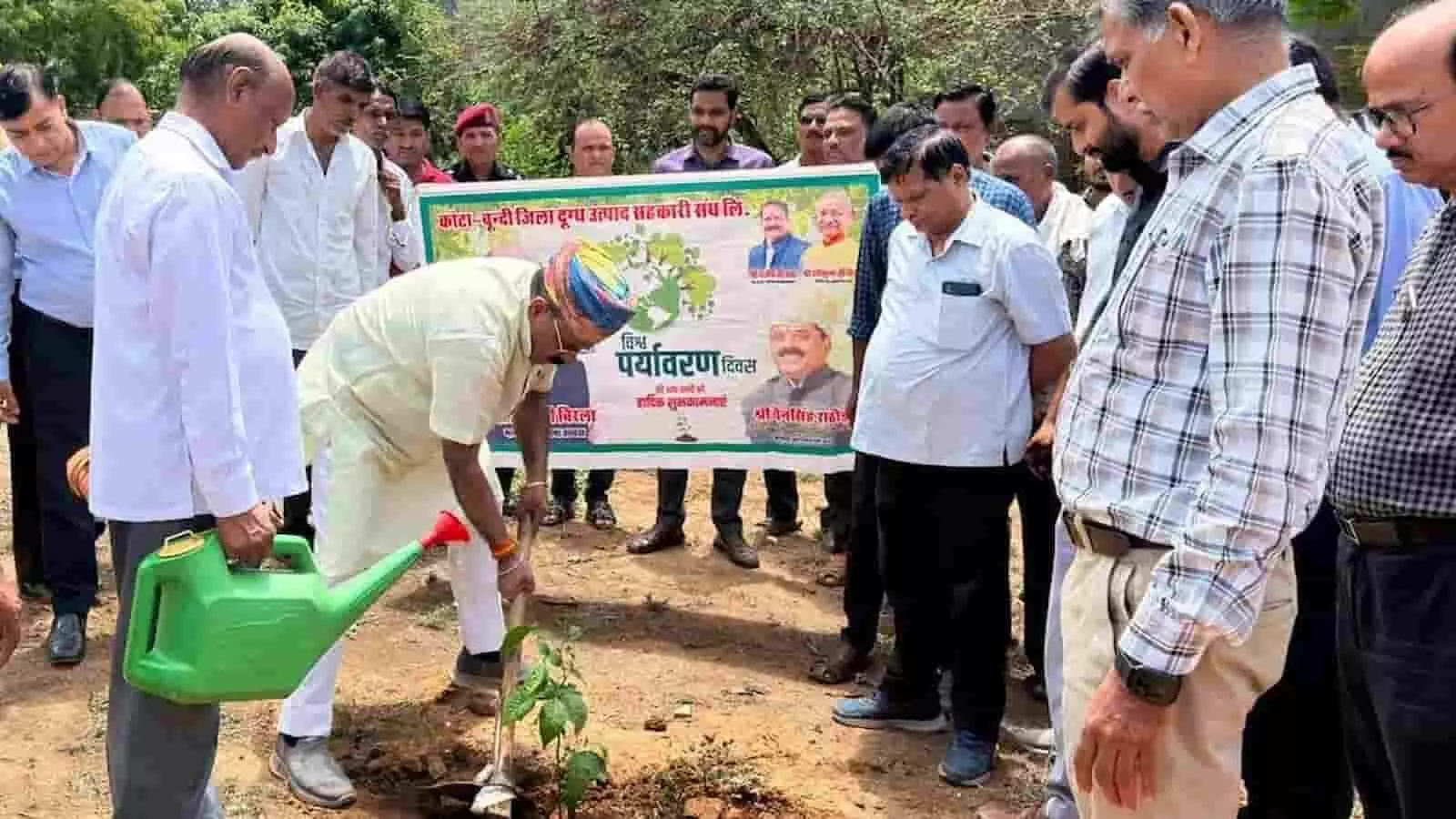 तस्वीर में कोटा सरस डेयरी परिसर में पौधारोपण करते हुए संघ अध्यक्ष चैनसिंह राठौड़ और अधिकारी नजर आ रहे हैं। तस्वीर में कोटा सरस डेयरी परिसर में पौधारोपण करते हुए संघ अध्यक्ष चैनसिंह राठौड़ और अधिकारी नजर आ रहे हैं।