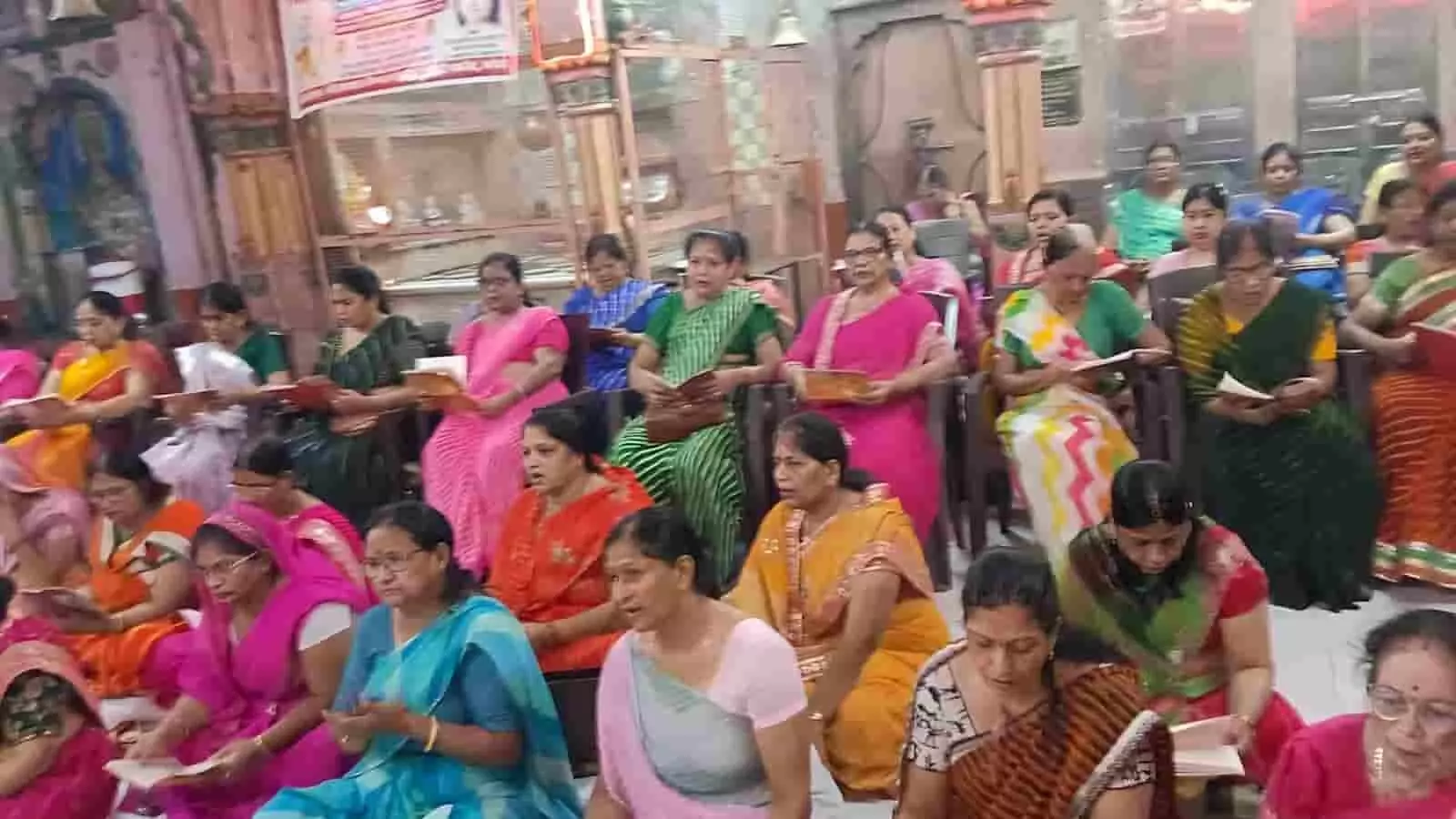 तस्वीर में महिलाएं रामचंद्र जी मंदिर में सुंदरकांड पाठ करती हुई दिख रही हैं। तस्वीर में महिलाएं रामचंद्र जी मंदिर में सुंदरकांड पाठ करती हुई दिख रही हैं।