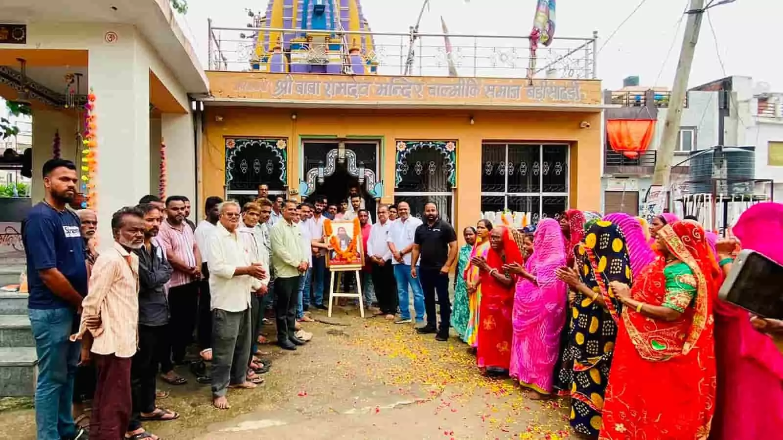 तस्वीर में बड़ीसादड़ी के श्री बाबा रामदेव मंदिर के बाहर कलश वंदन यात्रा में स्वागत करते लोग दिख रहे हैं। तस्वीर में बड़ीसादड़ी के श्री बाबा रामदेव मंदिर के बाहर कलश वंदन यात्रा में स्वागत करते लोग दिख रहे हैं।