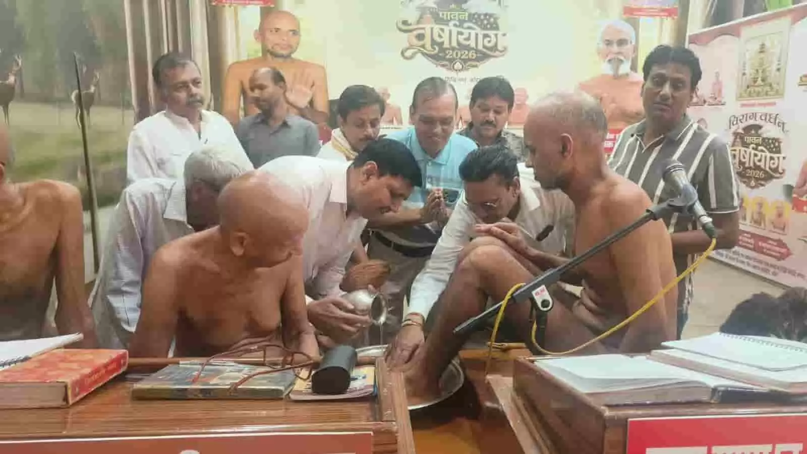 कोटा के जैन मंदिर में गणधर मुनि विवर्धनसागर जी महाराज के सान्निध्य में धार्मिक विधि करते श्रद्धालु। कोटा के जैन मंदिर में गणधर मुनि विवर्धनसागर जी महाराज के सान्निध्य में धार्मिक विधि करते श्रद्धालु।