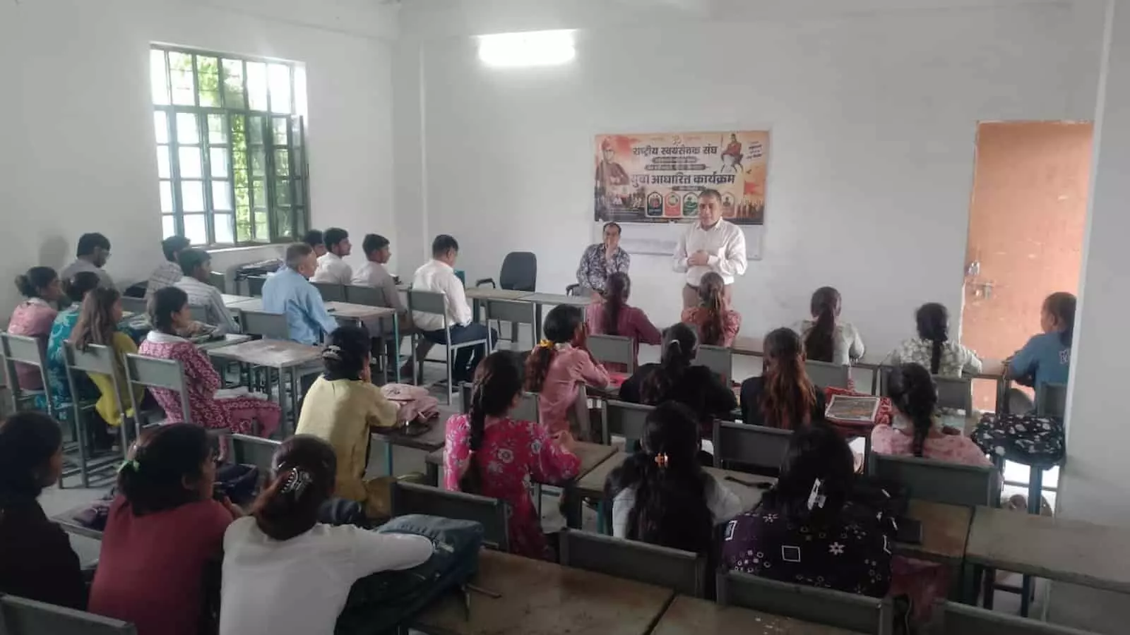 बड़ी सादड़ी में राष्ट्रीय स्वयंसेवक संघ के युवा सम्मेलन को संबोधित करते वक्ता और बैठे हुए विद्यार्थी। बड़ी सादड़ी में राष्ट्रीय स्वयंसेवक संघ के युवा सम्मेलन को संबोधित करते वक्ता और बैठे हुए विद्यार्थी।