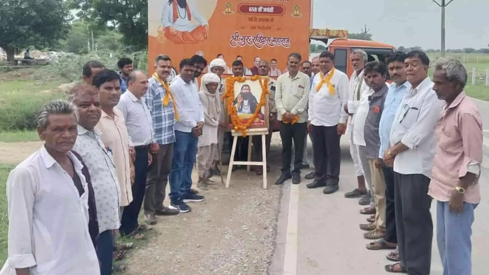 तस्वीर में डूंगला में संत रविदास रथ के सामने खड़े ग्रामीण और जनप्रतिनिधि। तस्वीर में डूंगला में संत रविदास रथ के सामने खड़े ग्रामीण और जनप्रतिनिधि।