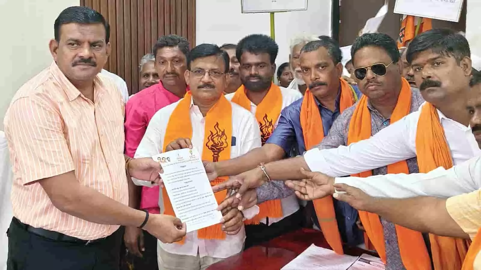 तस्वीर में मोर्शी उपविभागीय कार्यालय के अंदर शिवसेना कार्यकर्ता अधिकारियों को ज्ञापन सौंप रहे हैं। तस्वीर में मोर्शी उपविभागीय कार्यालय के अंदर शिवसेना कार्यकर्ता अधिकारियों को ज्ञापन सौंप रहे हैं।