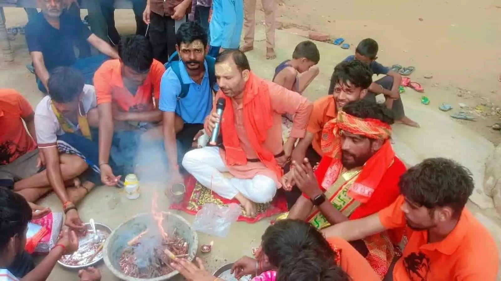 तस्वीर में श्रद्धालु जमीन पर बैठकर हवन-कुंड के पास पूजा-अर्चना कर रहे हैं। तस्वीर में श्रद्धालु जमीन पर बैठकर हवन-कुंड के पास पूजा-अर्चना कर रहे हैं।