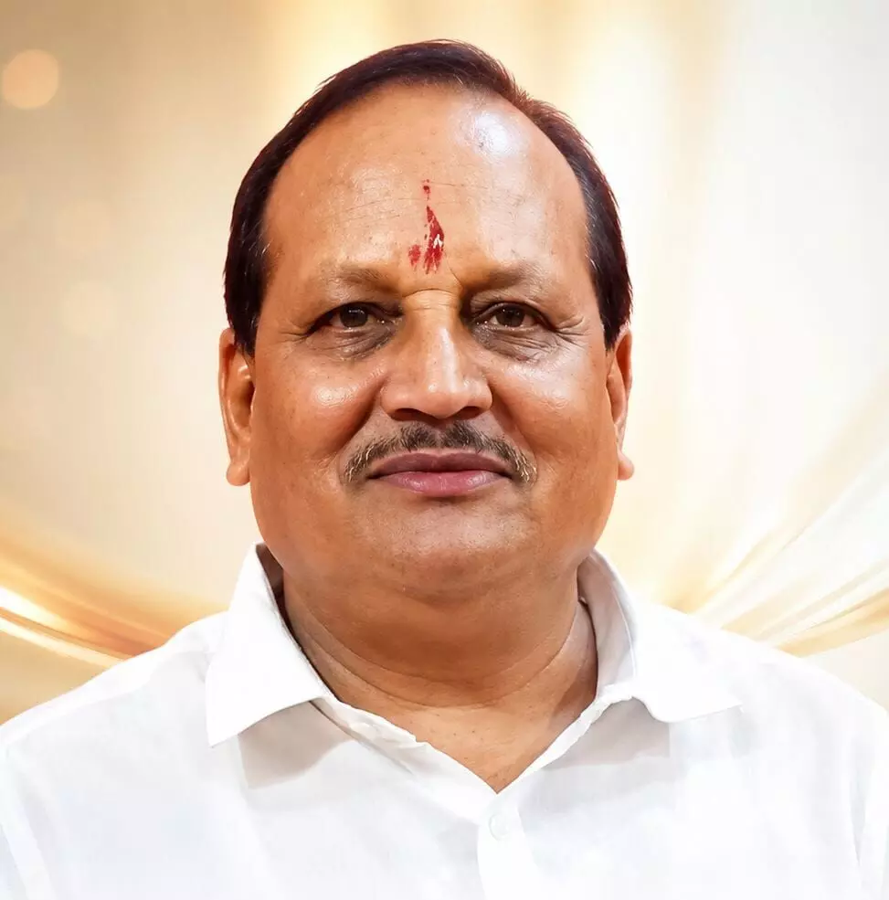 तस्वीर में नरेंद्र जैन सफेद शर्ट पहने हुए दिखाई दे रहे हैं। तस्वीर में नरेंद्र जैन सफेद शर्ट पहने हुए दिखाई दे रहे हैं।