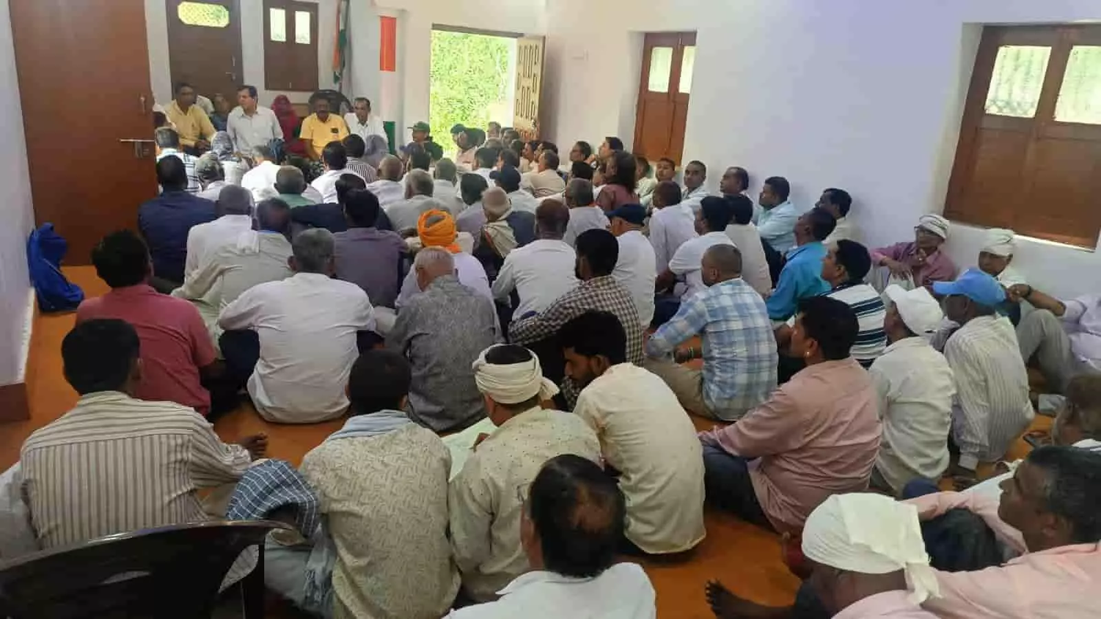 खेरवाड़ा कांग्रेस कार्यालय में पंचायत चुनाव की बैठक में बैठे पदाधिकारी और कार्यकर्ता। खेरवाड़ा कांग्रेस कार्यालय में पंचायत चुनाव की बैठक में बैठे पदाधिकारी और कार्यकर्ता।