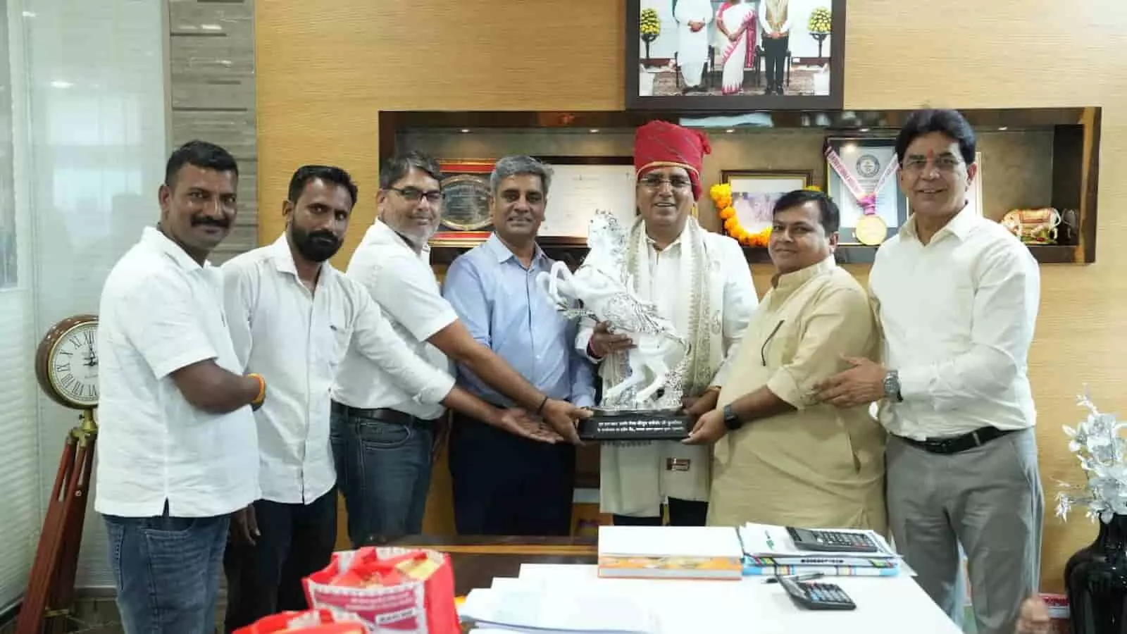 तस्वीर में मुंबई कार्यालय में धरम कुलरिया और उनके सहयोगी नजर आ रहे हैं। तस्वीर में मुंबई कार्यालय में धरम कुलरिया और उनके सहयोगी नजर आ रहे हैं।