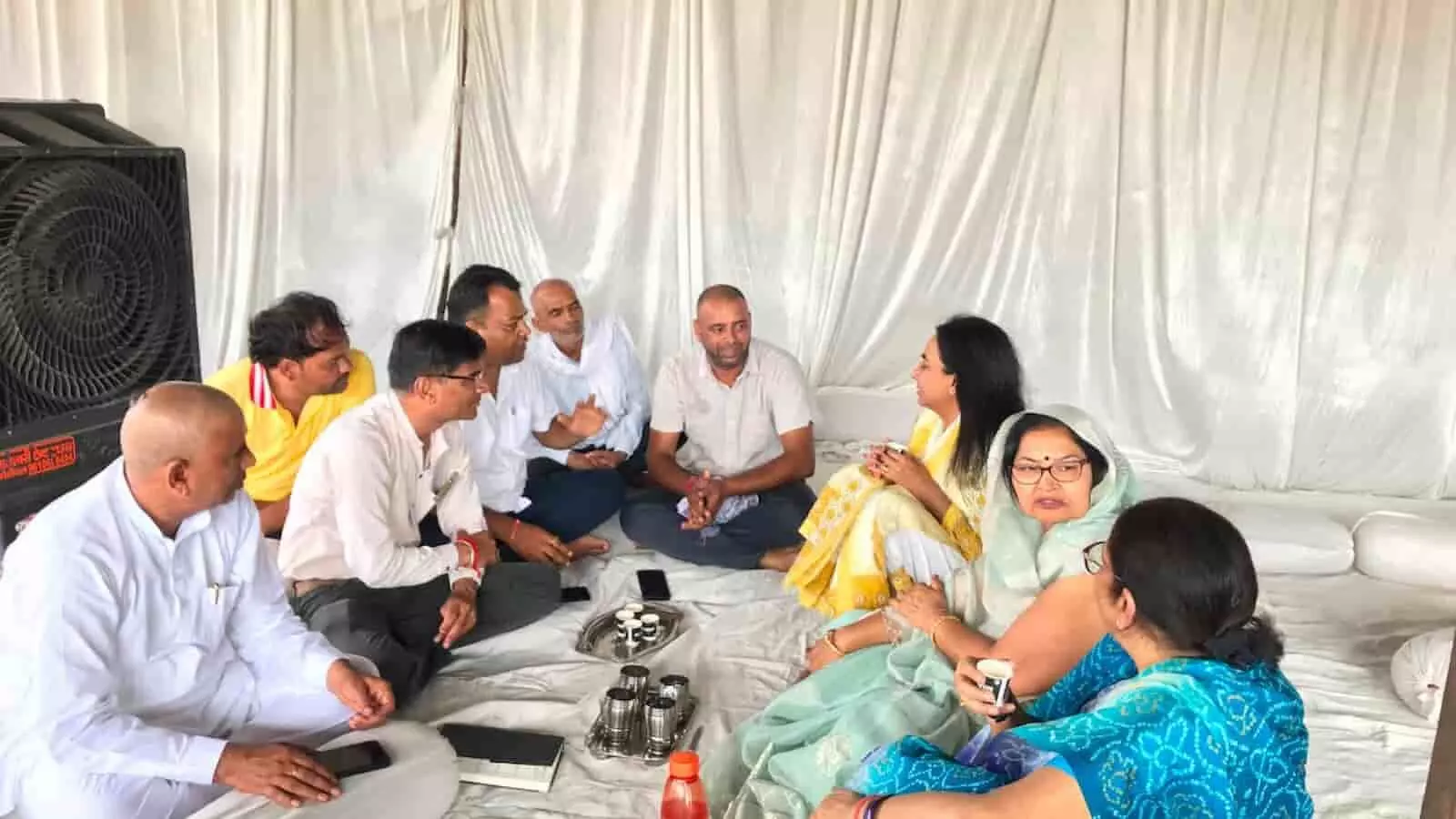 तस्वीर में विभा माथुर और वंदना माथुर गंगापुर में कार्यकर्ताओं से चर्चा करती दिख रही हैं। तस्वीर में विभा माथुर और वंदना माथुर गंगापुर में कार्यकर्ताओं से चर्चा करती दिख रही हैं।