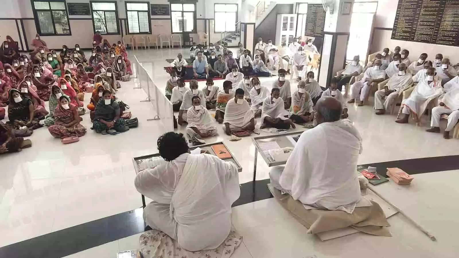 जैन स्थानक भवन खेरोदा में प्रवचन देते हुए उप प्रवर्तक कोमल मुनि और बैठे हुए श्रद्धालु। जैन स्थानक भवन खेरोदा में प्रवचन देते हुए उप प्रवर्तक कोमल मुनि और बैठे हुए श्रद्धालु।