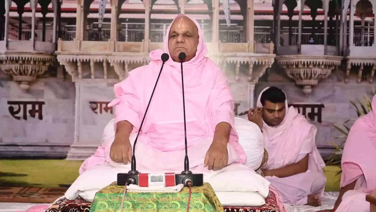 तस्वीर में आचार्य श्रीरामदयालजी महाराज गुलाबी वस्त्र पहनकर भीलवाड़ा के रामद्वारा धाम में बैठे दिखाई दे रहे हैं। तस्वीर में आचार्य श्रीरामदयालजी महाराज गुलाबी वस्त्र पहनकर भीलवाड़ा के रामद्वारा धाम में बैठे दिखाई दे रहे हैं।