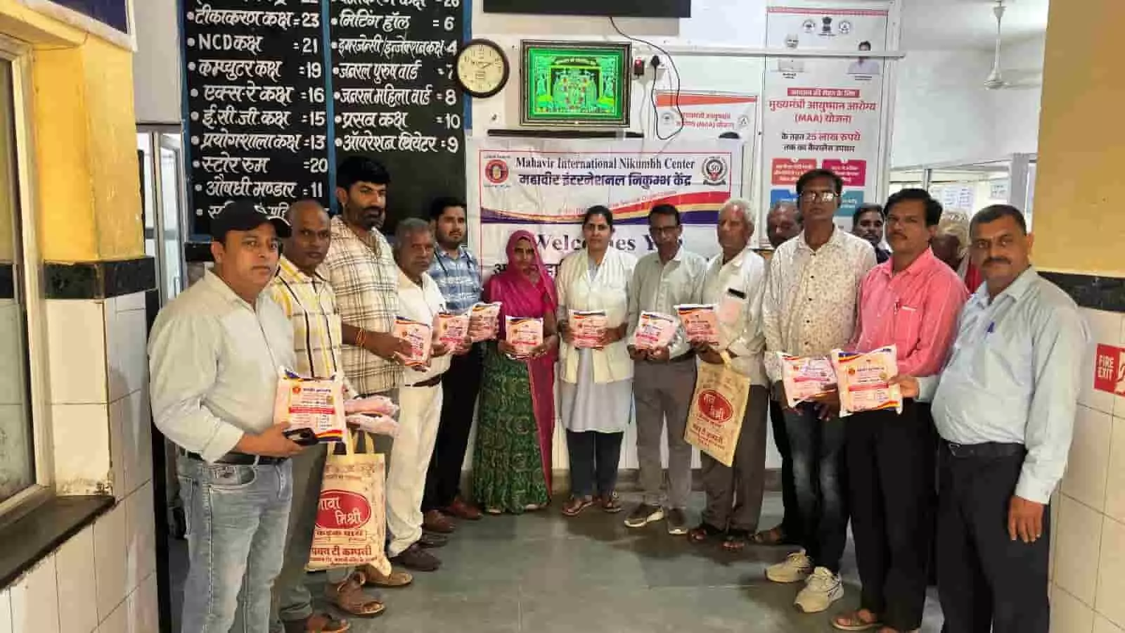 तस्वीर में निकुंभ स्वास्थ्य केंद्र पर चिकित्सा अधिकारी और ग्रामीण बेबी किट वितरण करते नजर आ रहे हैं। तस्वीर में निकुंभ स्वास्थ्य केंद्र पर चिकित्सा अधिकारी और ग्रामीण बेबी किट वितरण करते नजर आ रहे हैं।