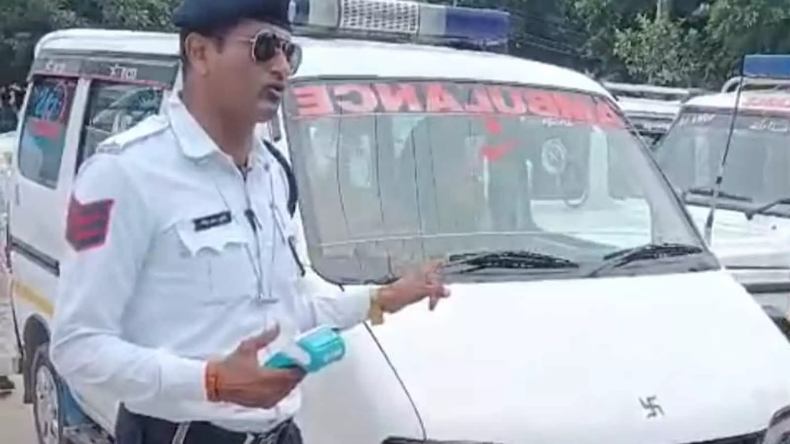 तस्वीर में ट्रैफिक पुलिसकर्मी जिला अस्पताल के पास नो-पार्किंग जोन में खड़े वाहन के पास नजर आ रहा है। तस्वीर में ट्रैफिक पुलिसकर्मी जिला अस्पताल के पास नो-पार्किंग जोन में खड़े वाहन के पास नजर आ रहा है।