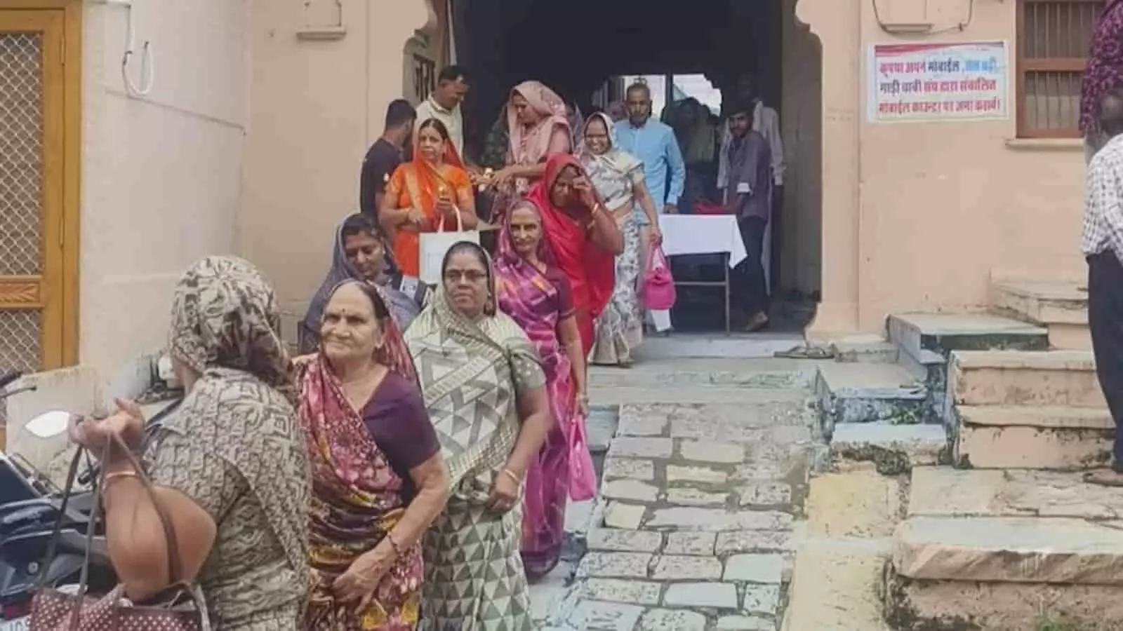 तस्वीर में निकुंभ के समता भवन से बाहर आते हुए श्रद्धालु नजर आ रहे हैं। तस्वीर में निकुंभ के समता भवन से बाहर आते हुए श्रद्धालु नजर आ रहे हैं।
