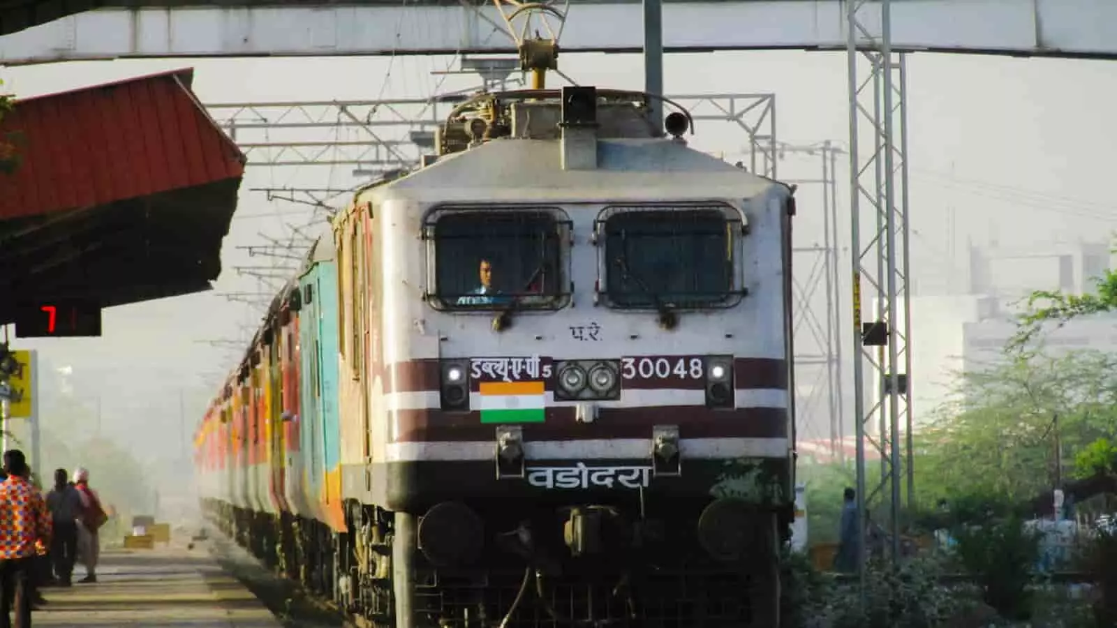 तस्वीर में रेलवे स्टेशन के प्लेटफॉर्म पर ट्रेन का इंजन दिख रहा है। तस्वीर में रेलवे स्टेशन के प्लेटफॉर्म पर ट्रेन का इंजन दिख रहा है।