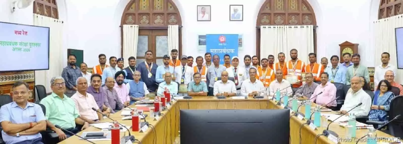 तस्वीर में मध्य रेल के अधिकारी और पुरस्कृत रेलवे कर्मचारी मुंबई में आयोजित समारोह में नजर आ रहे हैं। तस्वीर में मध्य रेल के अधिकारी और पुरस्कृत रेलवे कर्मचारी मुंबई में आयोजित समारोह में नजर आ रहे हैं।