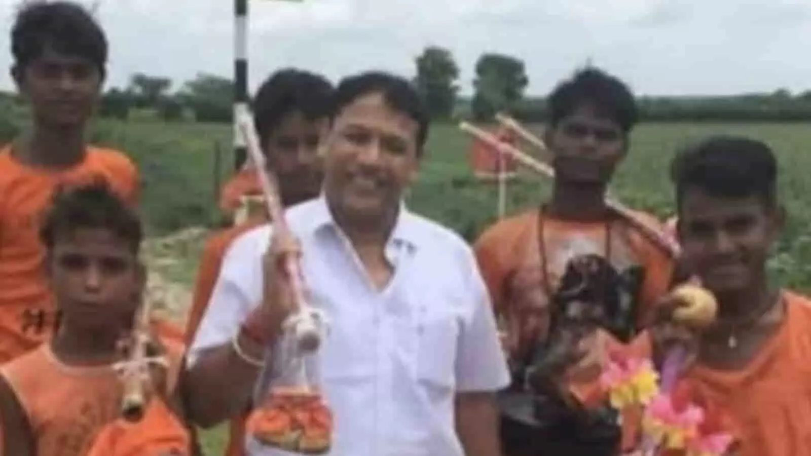 तस्वीर में सफेद कपड़ों में प्रमोद जैन भाया और भगवा वस्त्र पहने श्रद्धालु कावड़ यात्रा में खड़े हैं। तस्वीर में सफेद कपड़ों में प्रमोद जैन भाया और भगवा वस्त्र पहने श्रद्धालु कावड़ यात्रा में खड़े हैं।
