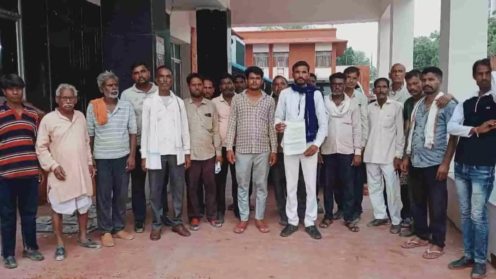 तस्वीर में बारां के उम्मेदगंज गांव के ग्रामीण और भीम आर्मी के नेता कमल बैरवा जिला कलेक्टर कार्यालय के बाहर ज्ञापन हाथ में थामे खड़े नजर आ रहे हैं। तस्वीर में बारां के उम्मेदगंज गांव के ग्रामीण और भीम आर्मी के नेता कमल बैरवा जिला कलेक्टर कार्यालय के बाहर ज्ञापन हाथ में थामे खड़े नजर आ रहे हैं।