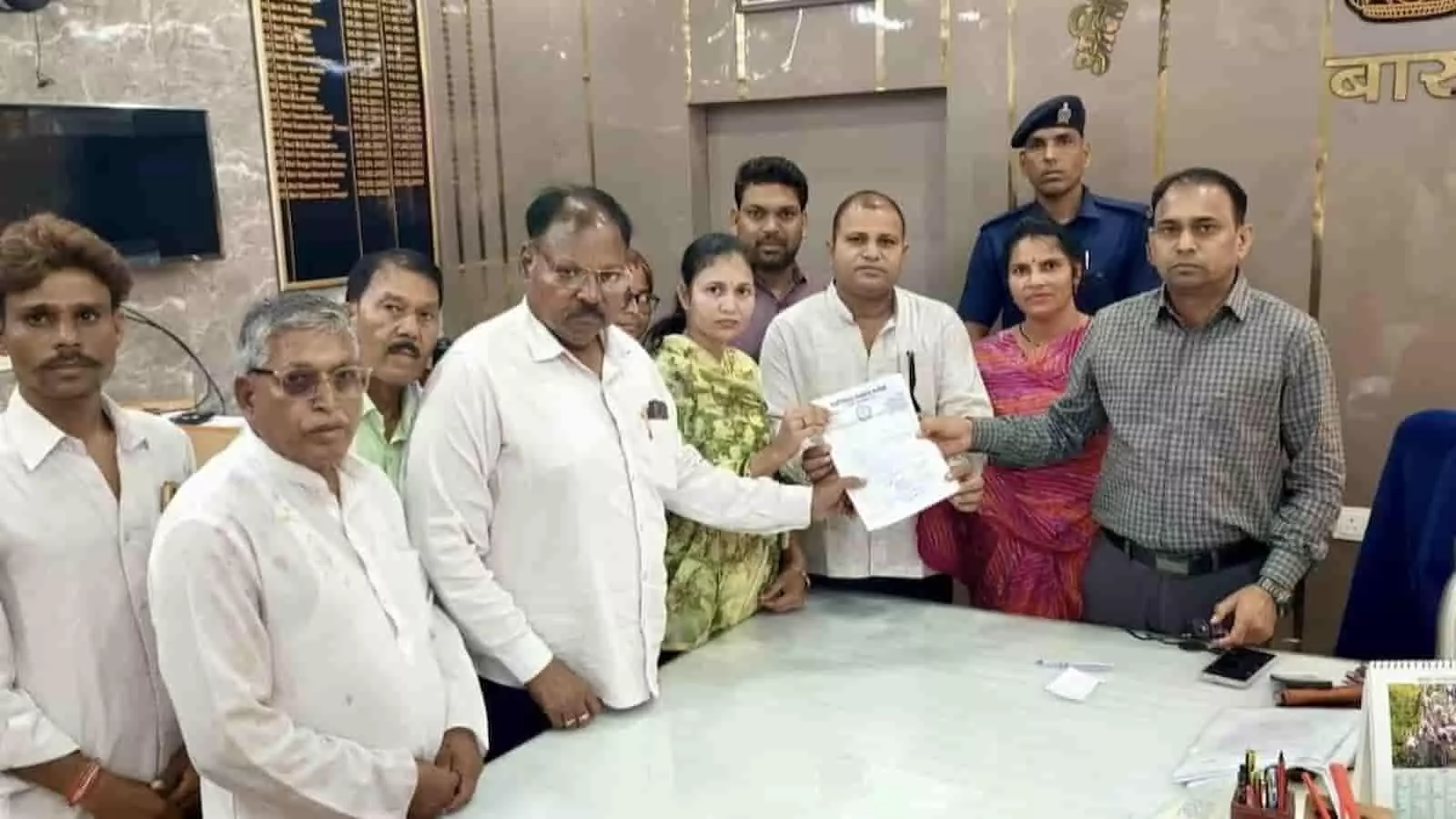 तस्वीर में बारां कार्यालय में अधिकारी को ज्ञापन सौंपते हुए लोग नजर आ रहे हैं। तस्वीर में बारां कार्यालय में अधिकारी को ज्ञापन सौंपते हुए लोग नजर आ रहे हैं।