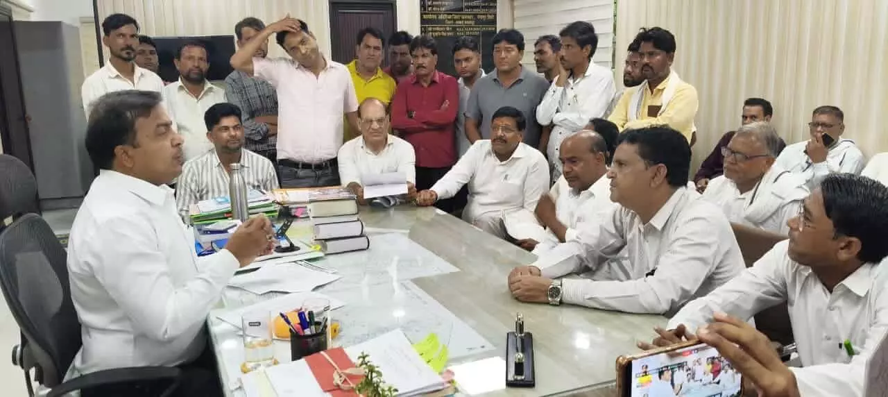 तस्वीर में कांग्रेस पदाधिकारी एवं कार्यकर्ता कार्यालय में अधिकारियों से बातचीत करते हुए दिख रहे हैं। तस्वीर में कांग्रेस पदाधिकारी एवं कार्यकर्ता कार्यालय में अधिकारियों से बातचीत करते हुए दिख रहे हैं।