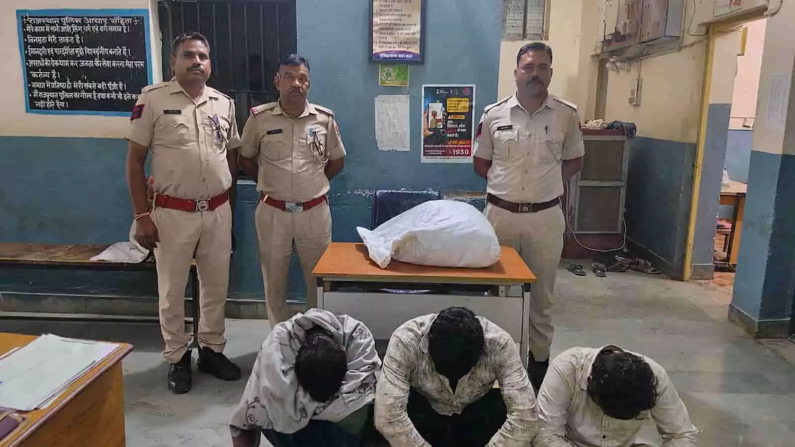तस्वीर में पुलिसकर्मियों के साथ थाने के अंदर बैठे हुए तीन गिरफ्तार आरोपी नजर आ रहे हैं। तस्वीर में पुलिसकर्मियों के साथ थाने के अंदर बैठे हुए तीन गिरफ्तार आरोपी नजर आ रहे हैं।