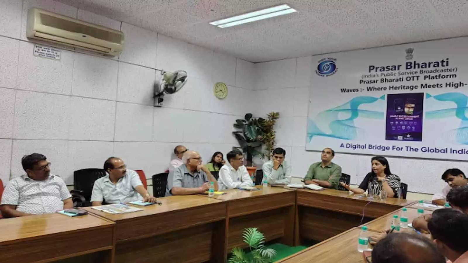 जयपुर में मीडिया प्रतिनिधियों की बैठक में प्रसार भारती की अपर महानिदेशक ऋतु शुक्ला दिख रही हैं। जयपुर में मीडिया प्रतिनिधियों की बैठक में प्रसार भारती की अपर महानिदेशक ऋतु शुक्ला दिख रही हैं।