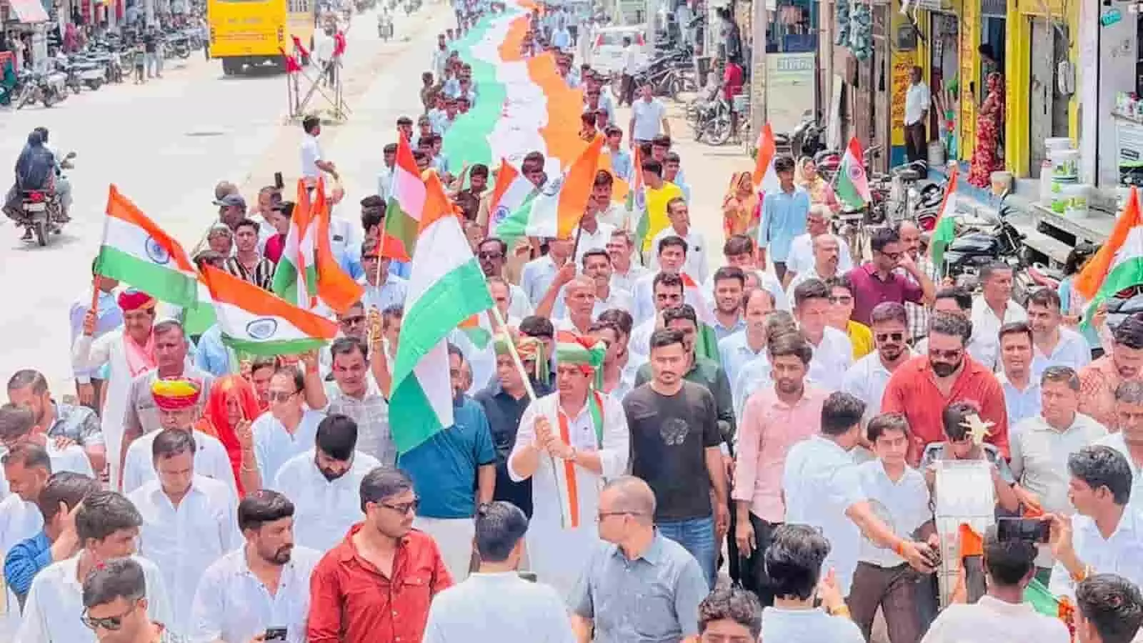 जैतारण में 100 मीटर लंबे तिरंगे के साथ हाथों में झंडे थामे रैली निकालते लोग। जैतारण में 100 मीटर लंबे तिरंगे के साथ हाथों में झंडे थामे रैली निकालते लोग।
