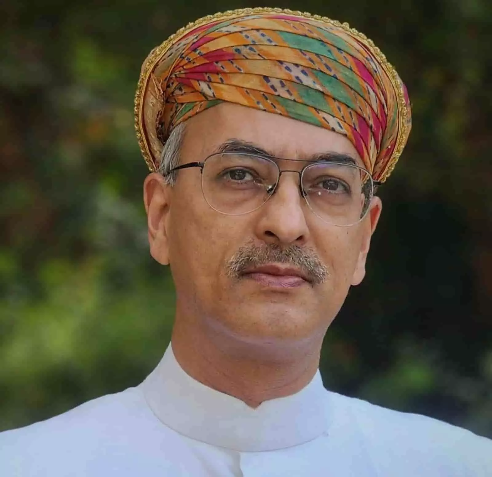 तस्वीर में विधायक विश्वराज सिंह मेवाड़ पारंपरिक पोशाक और पगड़ी पहने हुए दिखाई दे रहे हैं। तस्वीर में विधायक विश्वराज सिंह मेवाड़ पारंपरिक पोशाक और पगड़ी पहने हुए दिखाई दे रहे हैं।