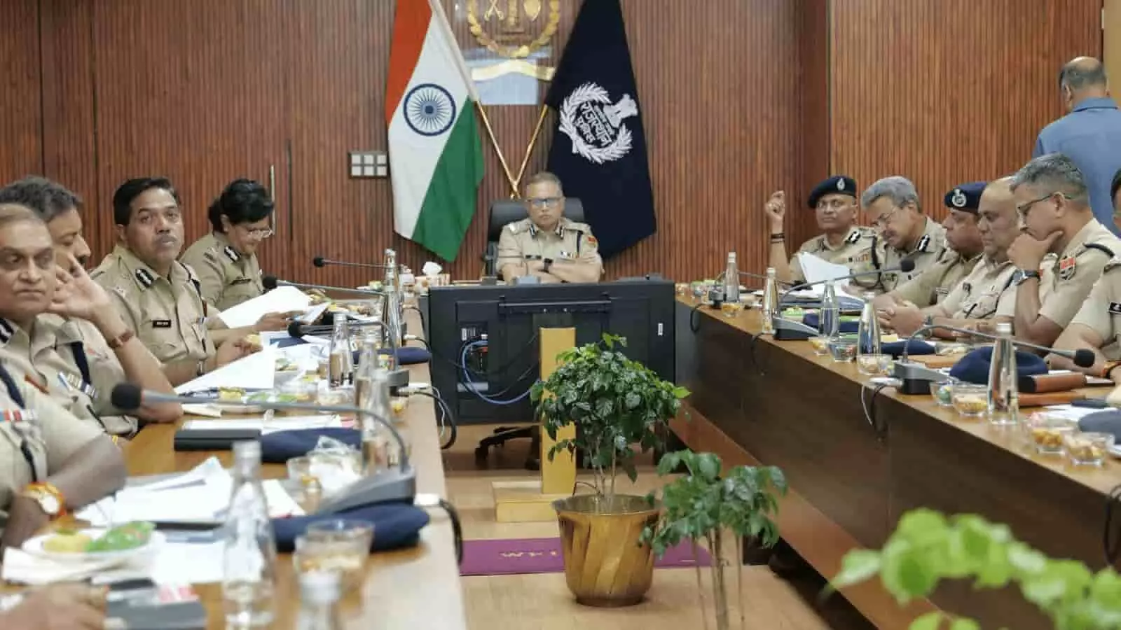 डीजीपी राजीव कुमार शर्मा पुलिस अधिकारियों के साथ जयपुर में बैठक करते दिखाई दे रहे हैं डीजीपी राजीव कुमार शर्मा पुलिस अधिकारियों के साथ जयपुर में बैठक करते दिखाई दे रहे हैं