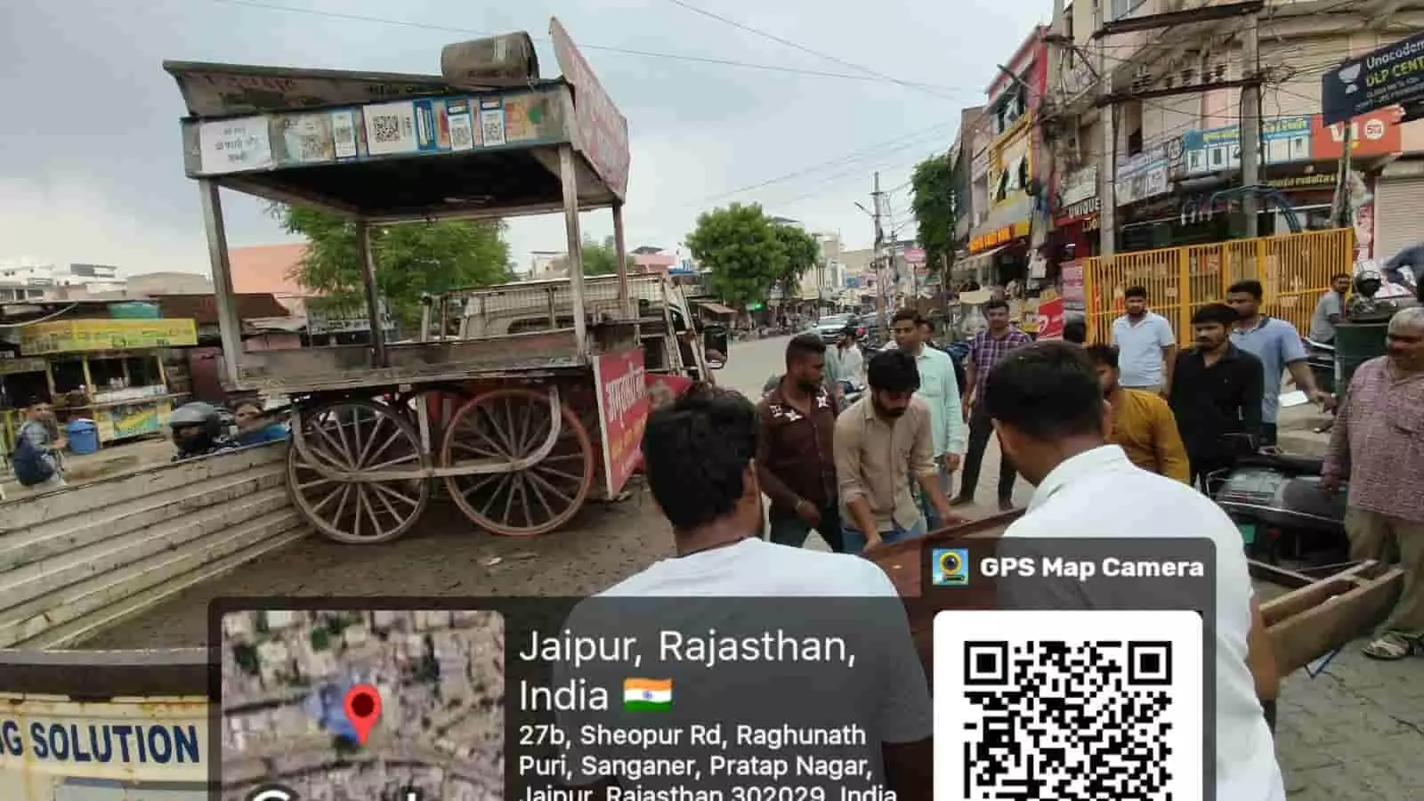तस्वीर में जयपुर की सड़क पर अतिक्रमण के दौरान ठेला गाड़ी जब्त करती सतर्कता टीम दिख रही है। तस्वीर में जयपुर की सड़क पर अतिक्रमण के दौरान ठेला गाड़ी जब्त करती सतर्कता टीम दिख रही है।
